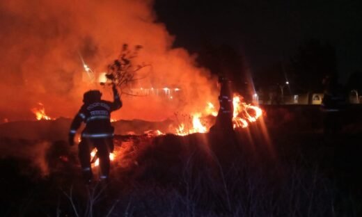 Caos por incendio de pastizal en Av. Las Partidas; bomberos de Toluca logran sofocarlo