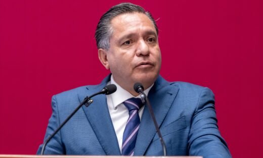 Dialoga Ricardo Moreno con integrantes del Centro Toluqueño de Escritores