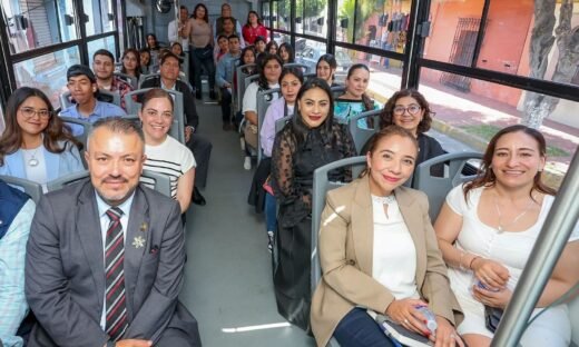 Paty Zarza entrega Potrobús en Temascaltepec